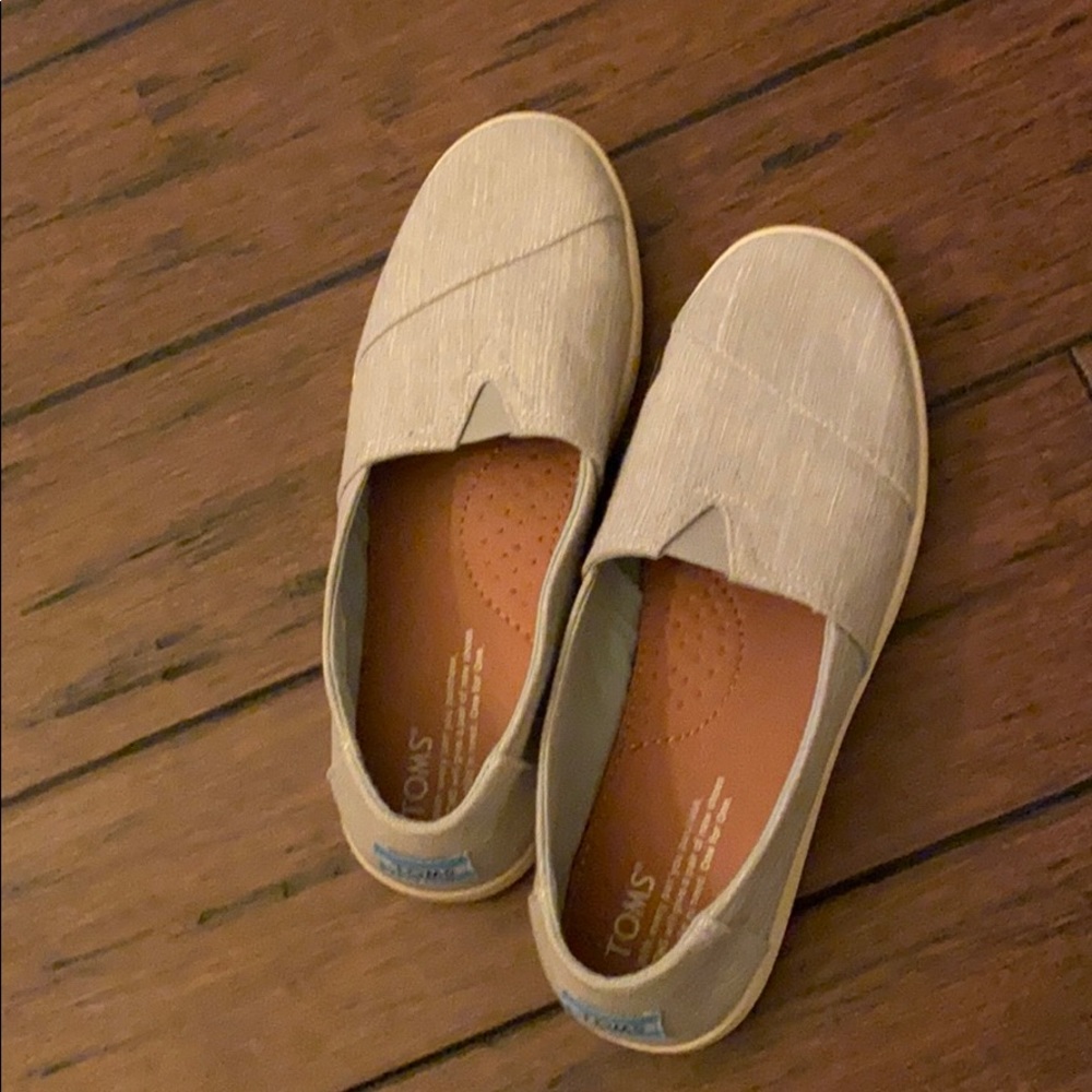 Size 8 women’s gray Toms slip on